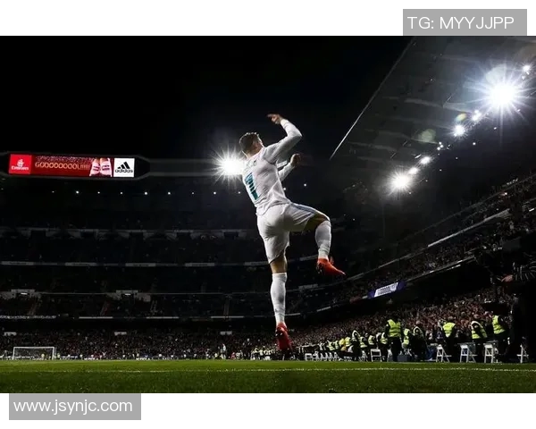 足球巨星C罗华丽转身再启征程新球队新挑战引发全球热议