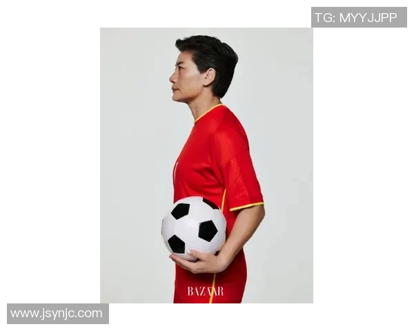 足球明星佩戴眼镜的迷人照片展现女生独特魅力与时尚风格