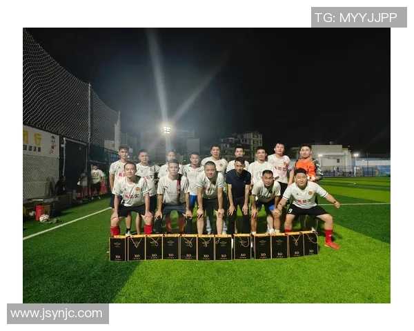 五位足球巨星同框合影展现激情与友谊的瞬间